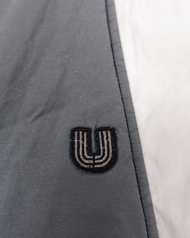 Relive the luxury of the 80s with this premium Emanuel Ungaro jacket. Light padding and sleek grey color make it a must-have for any wardrobe.