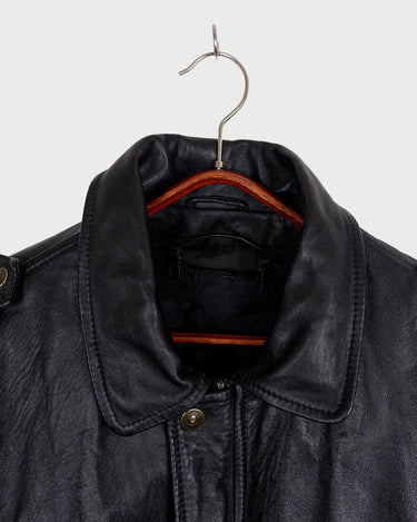 This vintage 90s black bomber jacket is a unisex must-have for any wardrobe! Made from heavy leather, this jacket boasts a timeless look with a touch of edge.