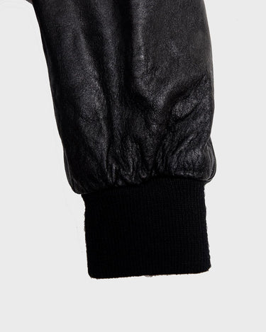 This vintage 90s black bomber jacket is a unisex must-have for any wardrobe! Made from heavy leather, this jacket boasts a timeless look with a touch of edge.