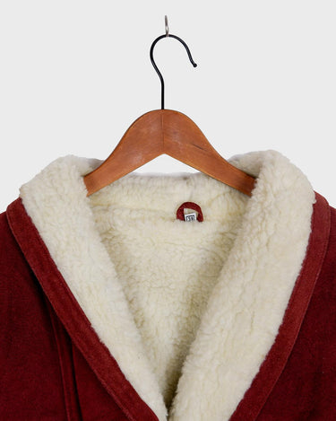Are you a fan of 90s fashion? Look no further than our DEADSTOCK Vintage 90s burgundy leather jacket! Lined for warmth and style, this jacket is a must-have for any 90s enthusiast. Grab it now before it's gone for good!
