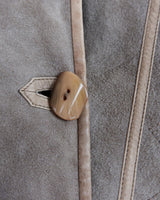 Get cozy in style with this vintage 80s shearling coat in brown. Its timeless design and soft warmth will have you feeling snug and stylish all season long. Don't miss out on this irresistible call to coziness!