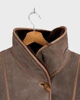 Get cozy in style with this vintage 80s shearling coat in brown. Its timeless design and soft warmth will have you feeling snug and stylish all season long. Don't miss out on this irresistible call to coziness!