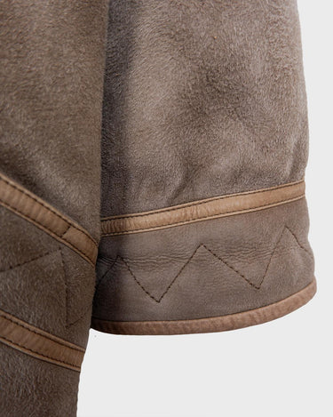 Get cozy in style with this vintage 80s shearling coat in brown. Its timeless design and soft warmth will have you feeling snug and stylish all season long. Don't miss out on this irresistible call to coziness!