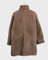 Get cozy in style with this vintage 80s shearling coat in brown. Its timeless design and soft warmth will have you feeling snug and stylish all season long. Don't miss out on this irresistible call to coziness!
