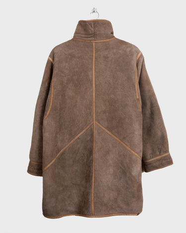 Get cozy in style with this vintage 80s shearling coat in brown. Its timeless design and soft warmth will have you feeling snug and stylish all season long. Don't miss out on this irresistible call to coziness!