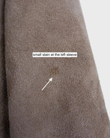 Get cozy in style with this vintage 80s shearling coat in brown. Its timeless design and soft warmth will have you feeling snug and stylish all season long. Don't miss out on this irresistible call to coziness!