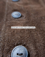 Looking for that perfect 90s vibe? This vintage brown suede vest nails it. Soft suede, relaxed cut – fits M to L. Easy to style, whether layered or worn solo. A classic piece with laid-back attitude.