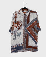 Vintage 90s brown and white patterned shirt in L-XL, designed for anyone who’s all about that authentic vintage vibe. Lightweight and relaxed, it brings easygoing style to your daily look without breaking a sweat. Perfect for those who want to keep it cool and casual every day.