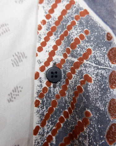 Vintage 90s brown and white patterned shirt in L-XL, designed for anyone who’s all about that authentic vintage vibe. Lightweight and relaxed, it brings easygoing style to your daily look without breaking a sweat. Perfect for those who want to keep it cool and casual every day.