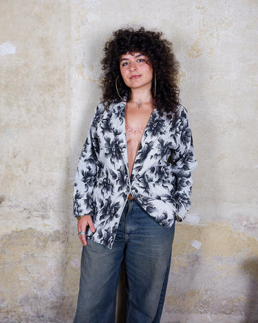 Introducing our stunning Vintage 90s floral blazer! Made with a lightweight, thin material, this blazer is perfect for breezy days. Keep your outfit fresh and versatile with this floral patterned blazer. 