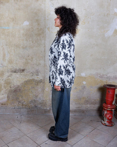 Introducing our stunning Vintage 90s floral blazer! Made with a lightweight, thin material, this blazer is perfect for breezy days. Keep your outfit fresh and versatile with this floral patterned blazer. 