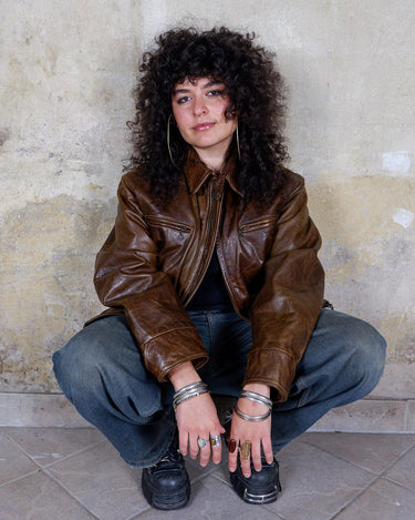 Fall in love with this italian vintage 80s brown leather jacket! With its classic look, warm wool lining, and thick leather material, you'll look and feel great while staying cozy!