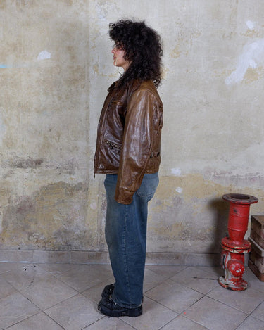 Fall in love with this italian vintage 80s brown leather jacket! With its classic look, warm wool lining, and thick leather material, you'll look and feel great while staying cozy!