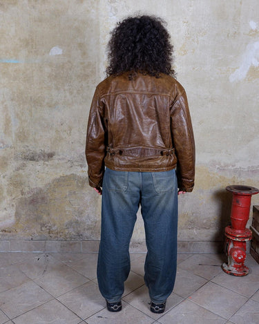 Fall in love with this italian vintage 80s brown leather jacket! With its classic look, warm wool lining, and thick leather material, you'll look and feel great while staying cozy!