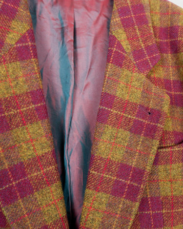 This vintage blazer combines cozy and casual vibes with a touch of grandpa-style charm. The burgundy tartan/checkered pattern adds a playful twist to this 90s piece. Go ahead and grab this wool blazer! Please keep in mind, that this jacket has some flaws at the lining near the armpits (already repaird - last photos).