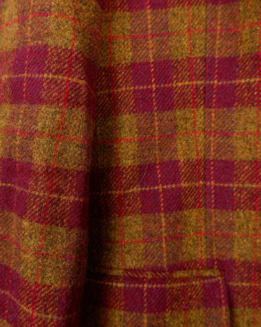 This vintage blazer combines cozy and casual vibes with a touch of grandpa-style charm. The burgundy tartan/checkered pattern adds a playful twist to this 90s piece. Go ahead and grab this wool blazer! Please keep in mind, that this jacket has some flaws at the lining near the armpits (already repaird - last photos).