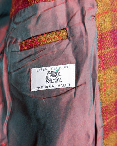 This vintage blazer combines cozy and casual vibes with a touch of grandpa-style charm. The burgundy tartan/checkered pattern adds a playful twist to this 90s piece. Go ahead and grab this wool blazer! Please keep in mind, that this jacket has some flaws at the lining near the armpits (already repaird - last photos).