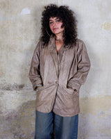 Introducing our must-have Vintage 80s brown/beige leather jacket (used look). It features shoulder pads for a structured look and adds a touch of 80s style to any wardrobe.