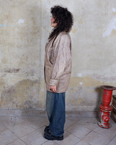 Introducing our must-have Vintage 80s brown/beige leather jacket (used look). It features shoulder pads for a structured look and adds a touch of 80s style to any wardrobe.