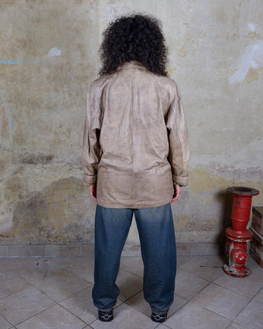 Introducing our must-have Vintage 80s brown/beige leather jacket (used look). It features shoulder pads for a structured look and adds a touch of 80s style to any wardrobe.