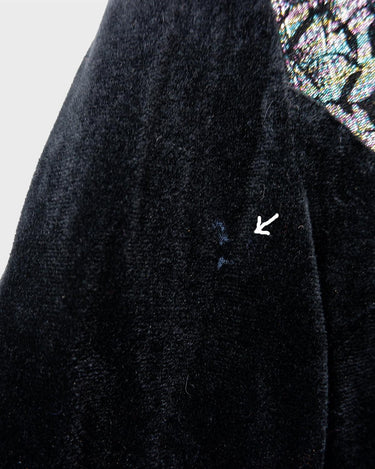 Look sleek in this vintage 80s velvet shirt (thin)! Its black velvet fabric is adorned with a light, transparent shimmering application, adding a subtle glimmer to your look. Ready for some sparkle?