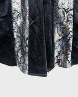 Look sleek in this vintage 80s velvet shirt (thin)! Its black velvet fabric is adorned with a light, transparent shimmering application, adding a subtle glimmer to your look. Ready for some sparkle?