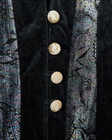 Look sleek in this vintage 80s velvet shirt (thin)! Its black velvet fabric is adorned with a light, transparent shimmering application, adding a subtle glimmer to your look. Ready for some sparkle?