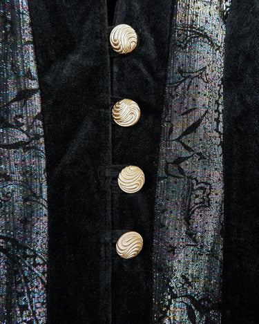 Look sleek in this vintage 80s velvet shirt (thin)! Its black velvet fabric is adorned with a light, transparent shimmering application, adding a subtle glimmer to your look. Ready for some sparkle?
