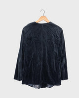 Look sleek in this vintage 80s velvet shirt (thin)! Its black velvet fabric is adorned with a light, transparent shimmering application, adding a subtle glimmer to your look. Ready for some sparkle?