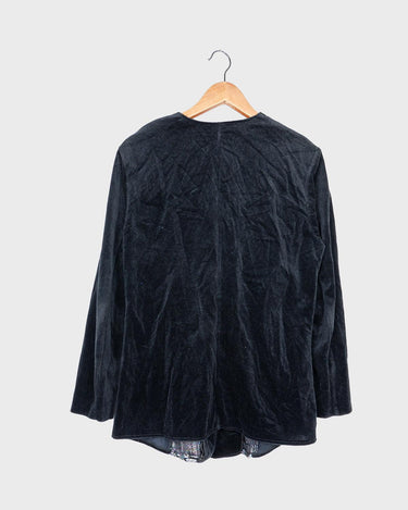 Look sleek in this vintage 80s velvet shirt (thin)! Its black velvet fabric is adorned with a light, transparent shimmering application, adding a subtle glimmer to your look. Ready for some sparkle?