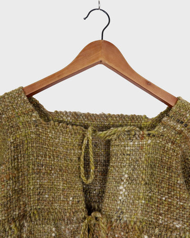 This vintage 80s 90s jacket is anything but ordinary - with a mix of green and multicolor sahde, it's a playful and unique addition to any wardrobe. The natural fabric adds to the relaxed, casual vibe!