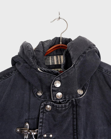 The Premium Vintage 90's ENERGIE black denim hooded jacket (used look) is the must-have item for those who want to add some edge to their wardrobe. Its unique design and quality materials give off a cool, laid-back vibe!