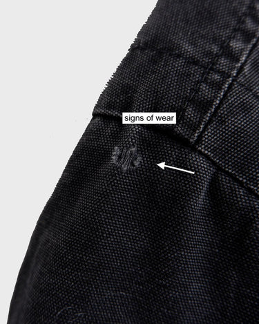 The Premium Vintage 90's ENERGIE black denim hooded jacket (used look) is the must-have item for those who want to add some edge to their wardrobe. Its unique design and quality materials give off a cool, laid-back vibe!
