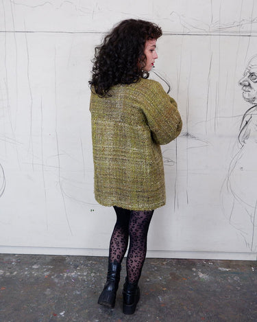 This vintage 80s 90s jacket is anything but ordinary - with a mix of green and multicolor sahde, it's a playful and unique addition to any wardrobe. The natural fabric adds to the relaxed, casual vibe!