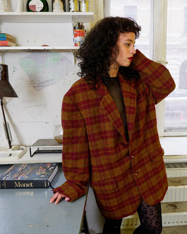 This vintage blazer combines cozy and casual vibes with a touch of grandpa-style charm. The burgundy tartan/checkered pattern adds a playful twist to this 90s piece. Go ahead and grab this wool blazer! Please keep in mind, that this jacket has some flaws at the lining near the armpits (already repaird - last photos).