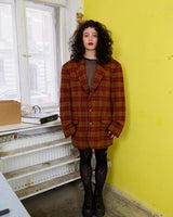 This vintage blazer combines cozy and casual vibes with a touch of grandpa-style charm. The burgundy tartan/checkered pattern adds a playful twist to this 90s piece. Go ahead and grab this wool blazer! Please keep in mind, that this jacket has some flaws at the lining near the armpits (already repaird - last photos).