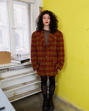 This vintage blazer combines cozy and casual vibes with a touch of grandpa-style charm. The burgundy tartan/checkered pattern adds a playful twist to this 90s piece. Go ahead and grab this wool blazer! Please keep in mind, that this jacket has some flaws at the lining near the armpits (already repaird - last photos).