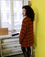 This vintage blazer combines cozy and casual vibes with a touch of grandpa-style charm. The burgundy tartan/checkered pattern adds a playful twist to this 90s piece. Go ahead and grab this wool blazer! Please keep in mind, that this jacket has some flaws at the lining near the armpits (already repaird - last photos).