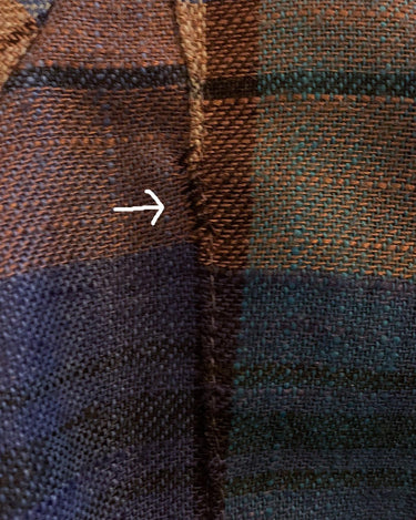 This 80s blue brown checkered springe flax linen mix blazer is the answer for your fashion prayers! Please keep in mind, that this blazer has some small flaws (already repaired) at the back f.e last photos.
