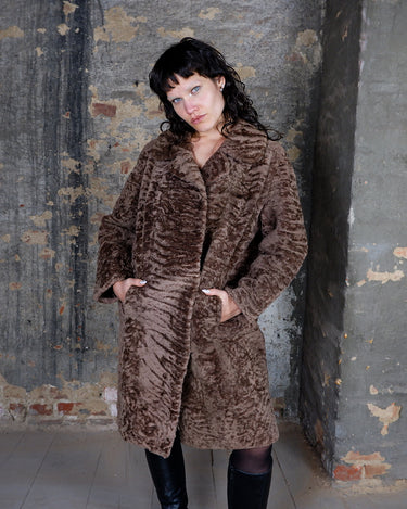 This vintage brown fur short coat brings an effortlessly luxe chic vibe to any winter wardrobe. Its rich texture and warm tone create a timeless statement piece that feels elegant. Perfect for a glamorous depth to evening looks.