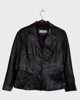 This timeless and sleek black leather blazer is crafted from buttery soft lamb leather. A true all-rounder, it adds elegance to any outfit.