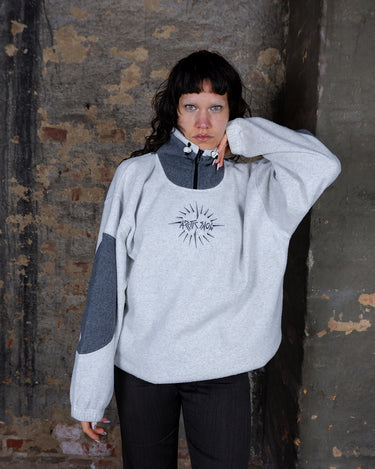 Cozyness is calling! This vintage 90s fleece mixes grey and white contrast panels with a sun-style graphic for a streetstyle vibe. The high collar keeps it extra cozy, while the adjustable drawstring hem lets you cinch it for a cropped, styled-up look. 