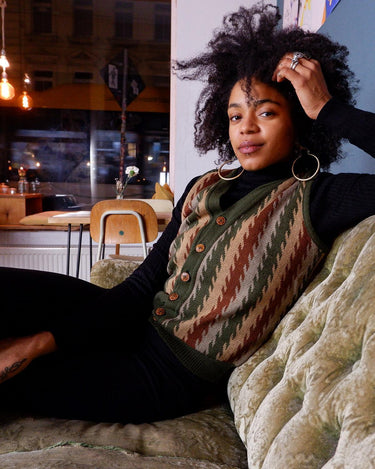 This vintage, 70s-inspired vest (thin) is a classic look you'll love! The earthy green and brown tones create an effortlessly cool look. Button up and feel the 70s vibes!