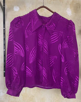 Add a touch of shimmer to your wardrobe with our vintage 80s dark pink longsleeve blouse! This playful piece features shimmering accents and a flattering fit.