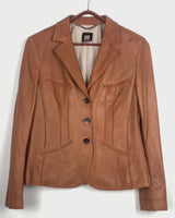 Looking for a spring statement piece? This premium brown lamb leather blazer (thin!) is the answer! With its buttery soft feel, boho stitching details and different leather textures it's a must-have!