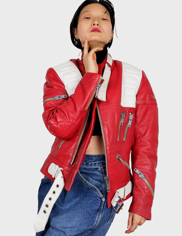 Ready for this vintage Hein Gericke motorcylce leather jacket?! It's perfect for the rebel in you. So, what are you waiting for? Let's hit the gas!