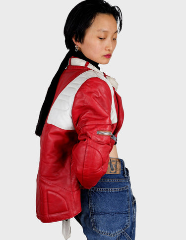 Ready for this vintage Hein Gericke motorcylce leather jacket?! It's perfect for the rebel in you. So, what are you waiting for? Let's hit the gas!