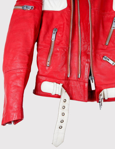 Ready for this vintage Hein Gericke motorcylce leather jacket?! It's perfect for the rebel in you. So, what are you waiting for? Let's hit the gas!