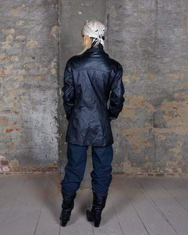 Sleek, edgy, and timeless – this vintage 80s black leather jacket is a true classic.
Made from genuine leather with a clean, structured fit, this piece blends bold 80s energy with modern minimalism. The sharp cut gives that effortlessly cool edge, perfect for everyday wear.