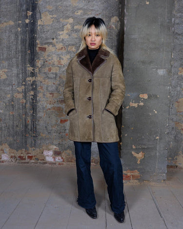 Experience the ultimate warmth and coziness in our Vintage 80s brown shearling coat! This timeless piece, available in XXS - XS, will keep you snug and stylish all winter long. Say "bye-bye" to cold weather!